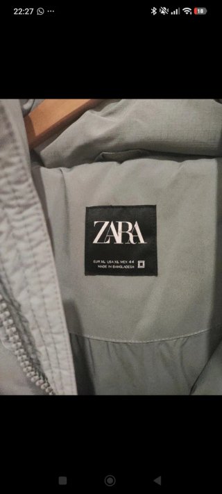 Casaco acolchoado com capuz cinzento