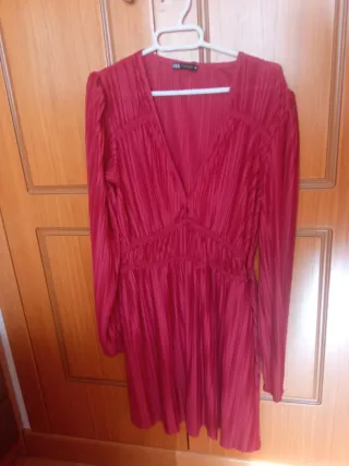 Vestido Zara granate plisado