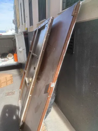 Puerta anti okupas metálica