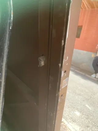 Puerta anti okupas metálica