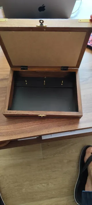 Armario para llaves de madera.
