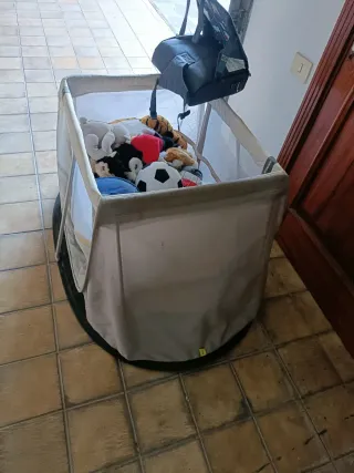 Parque bebé plegable, con muchos juguetes poco uso