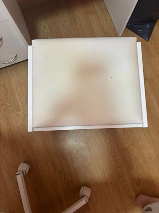 Tocador blanco y rosa con espejo