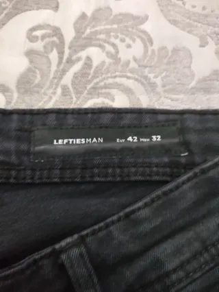 Pantalón corto vaquero negro desgastado