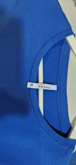 Camiseta azul con perlas y texto