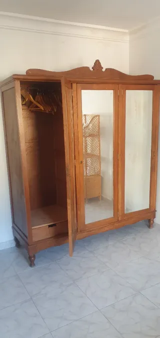 Armario de madera con puertas de espejo