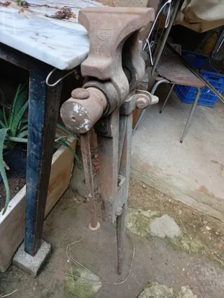 Tornillo de banco URINO 120