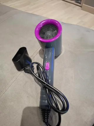 Secador de pelo gris y morado