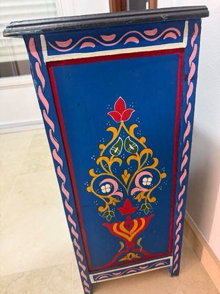 Mueble marroquí azul pintado a mano