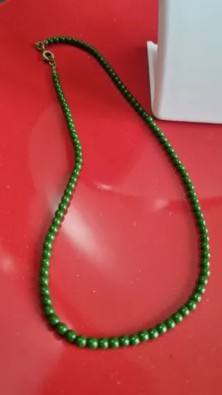 Collana di perle verdi