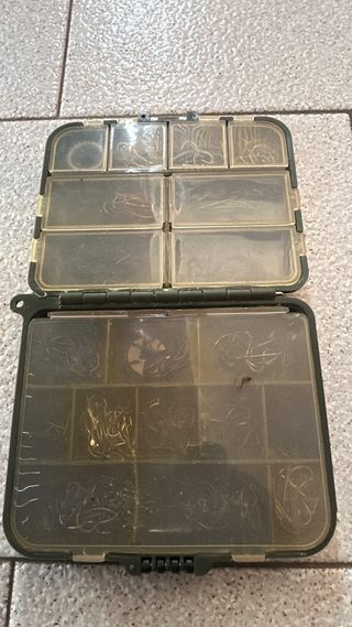 Caja de anzuelos de pesca