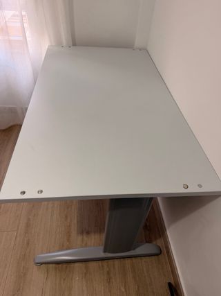 Mesa de oficina gris claro