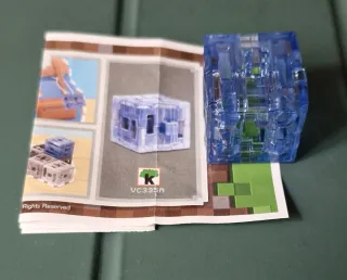 Figura cubo Minecraft Kinder Joy azul