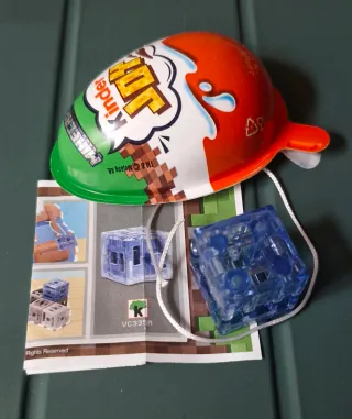 Figura cubo Minecraft Kinder Joy azul