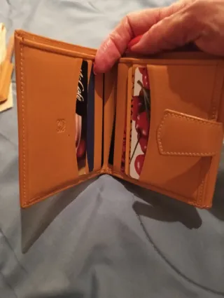 Monedero Loewe color mostaza.