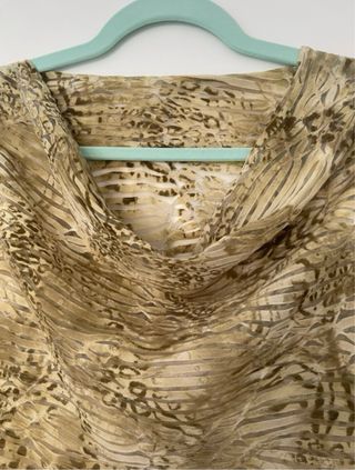 Blusa estampada beige y marrón