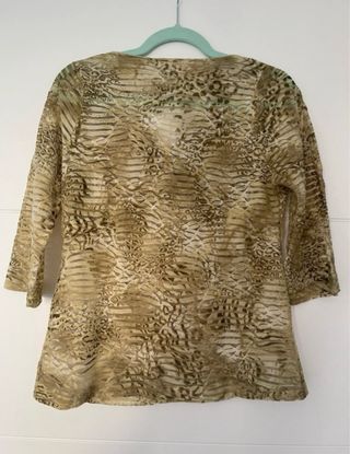 Blusa estampada beige y marrón