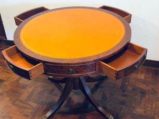 Tavolo rotondo da gioco con cassetti