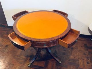 Tavolo rotondo da gioco con cassetti