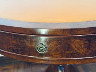 Tavolo rotondo da gioco con cassetti