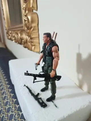 Figura Schwarzenegger Commando 18cm de alto.