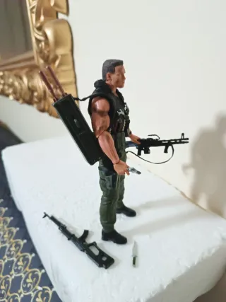 Figura Schwarzenegger Commando 18cm de alto.