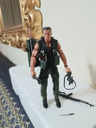 Figura Schwarzenegger Commando 18cm de alto.