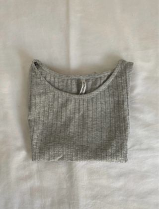 Top gris Stradivarius con banda multicolor
