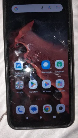 Móvil negro con pantalla rota