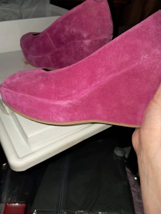 Sapatos de cunha rosa e dourado