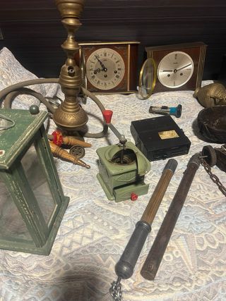 Collezione di oggetti d'antiquariato vari
