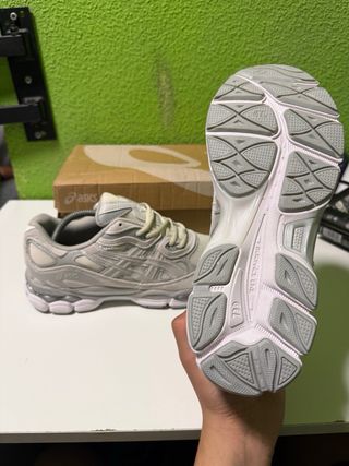 Asics Gel Gris y Blanco Talla 42