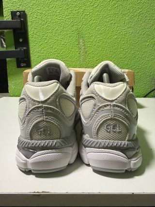 Asics Gel Gris y Blanco Talla 42