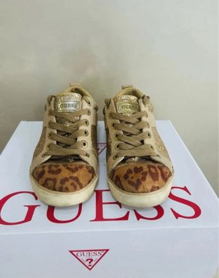 Zapatillas Guess doradas y leopardo