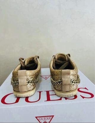 Zapatillas Guess doradas y leopardo