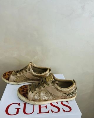 Zapatillas Guess doradas y leopardo
