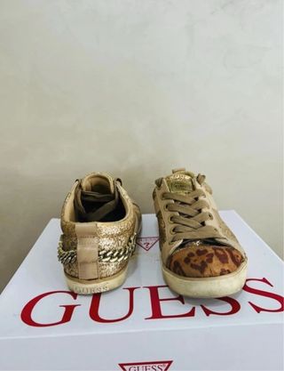 Zapatillas Guess doradas y leopardo