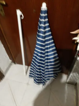 Sombrilla de playa azul y blanca 190 centímetros