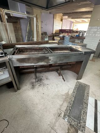 Barbacoa de restaurante de metal y piedra
