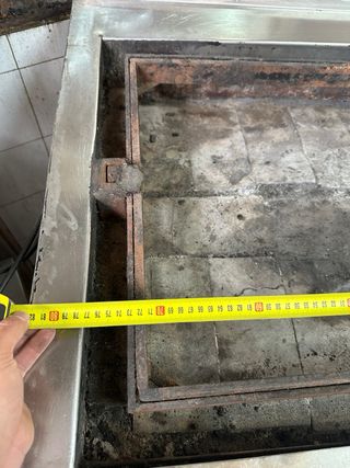 Barbacoa de restaurante de metal y piedra