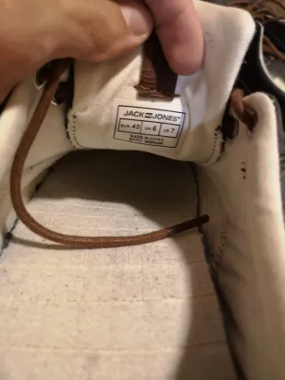 Zapatos casuales grises y marrones