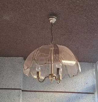 Lámpara de techo colgante dorada y transparente