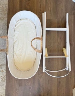 Moisés mimbre con soporte madera blanco