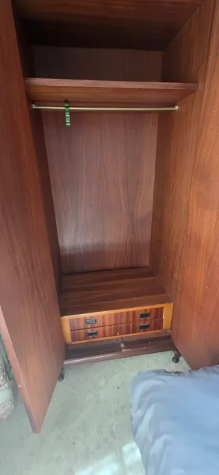 Armario de madera clásico con 3 espacios