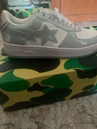 Zapatillas BAPE grises y blancas