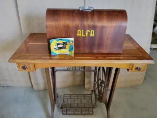 Máquina de coser Alfa antigua