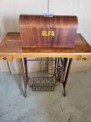 Máquina de coser Alfa antigua