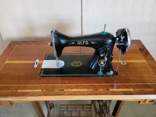 Máquina de coser Alfa antigua