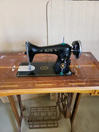 Máquina de coser Alfa antigua