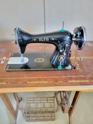 Máquina de coser Alfa antigua